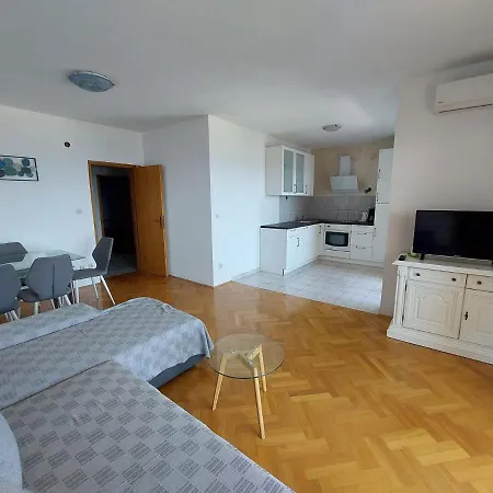 Apartment Lo *