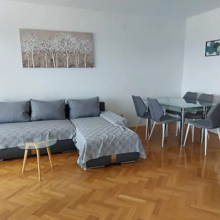 Lo Apartment Split